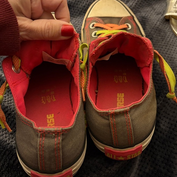 Vintage neon pink trim limited edition gray pink Converse low tops size 8 womens - Picture 7 of 7